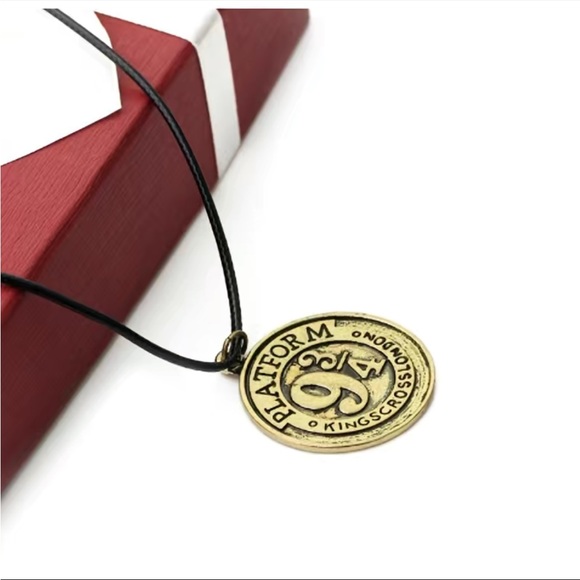 Harry Potter Platform 9 3/4 Necklace - Picture 5 of 5